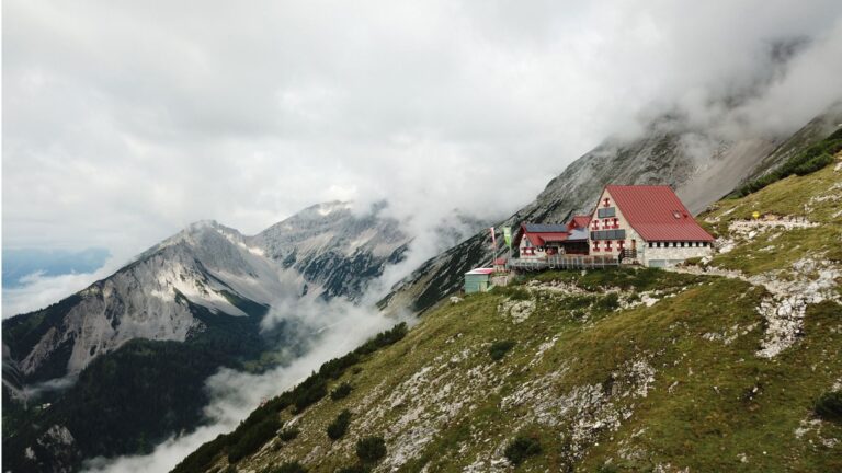 bettelwurfhuette_im_naturpark_karwendel_-_c_olympiaregion_seefeld_