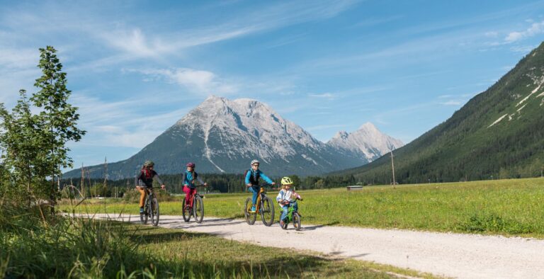 familie_beim_radfahren_-_leutasch