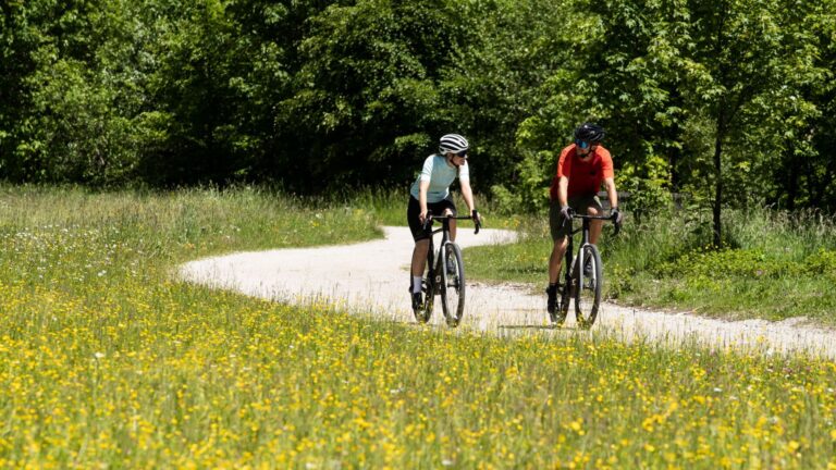 gravelbiker_auf_dem_radweg_durch_das_leutaschtal_im_sommer_3