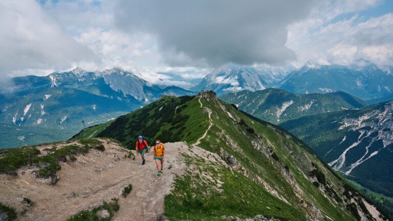 wanderer_auf_dem_weg_vom_seefelder_joch_in_richtung_seefelder_spitze
