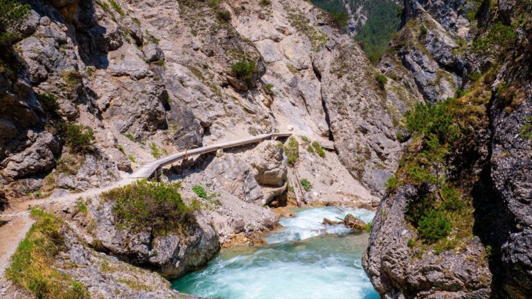 wanderweg_fuehrt_an_der_gleirschklamm_entlang